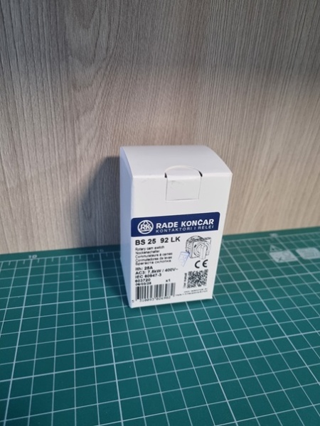 Переключатель BS 25 92 LK, аварийный, 4P, 25A, тип 0-1, 7.5kW(400VAC по АС-3), на дверь, красная блокируемая в 0 рукоятка, фронт IP40