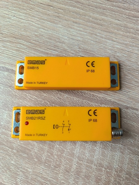 Магнитный датчик (2НЗ), разъём M8*4 (расст. сраб. 5мм), индикация LED, правый выход, IP68