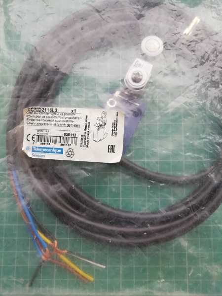 КОНЦЕВОЙ ВЫКЛЮЧАТЕЛЬ 1НО+1НЗ С КАБЕЛЕМ 3М  ролик металл XCMD2116L3