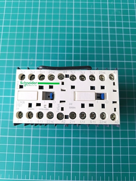 КОНТАКТОР РЕВЕРС. K 3P,6 А,НЗ,24V 50/60 ГЦ,МЕХ. БЛОКИР ЗАЖИМ ПОД ВИНТ