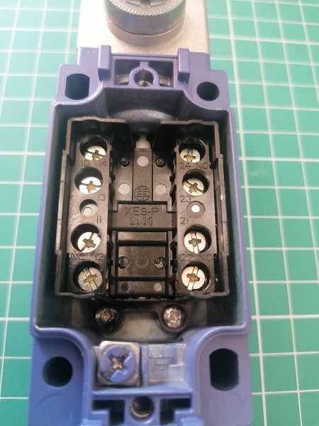 Контактная колодка концевого выключателя, концевые выключатели стандарта XC, XESP, 2 C / O защелкивающегося действия, в шахматном порядке, посеребренные XES-P2031 