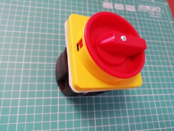 Переключатель BS 63 92 LK (IP54), аварийный, 4P, 63A, тип 0-1, 22kW(400VAC по АС-23), на дверь, красная блокируемая в 0 рукоятка, фронт IP54