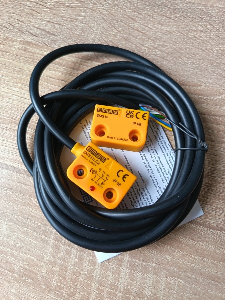 Магнитный датчик (2НЗ+НО), провод 2м (расст. сраб. 5 мм), индикация LED, левый выход, IP68 SMS31LC2-S15