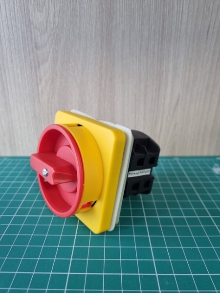 Переключатель BS 32 92 LK (IP54), аварийный, 4P, 32A, тип 0-1, 15kW(400VAC по АС-23), на дверь, красная блокируемая в 0 рукоятка, фронт IP54