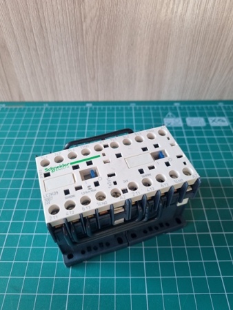 КОНТАКТОР РЕВЕРС. K 3P,9 A,НО,24V 50/60 ГЦ,МЕХ. БЛОКИР ЗАЖИМ ПОД ВИНТ LC2K0910B7
