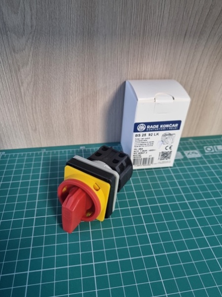 Переключатель BS 25 92 LK, аварийный, 4P, 25A, тип 0-1, 7.5kW(400VAC по АС-3), на дверь, красная блокируемая в 0 рукоятка, фронт IP40