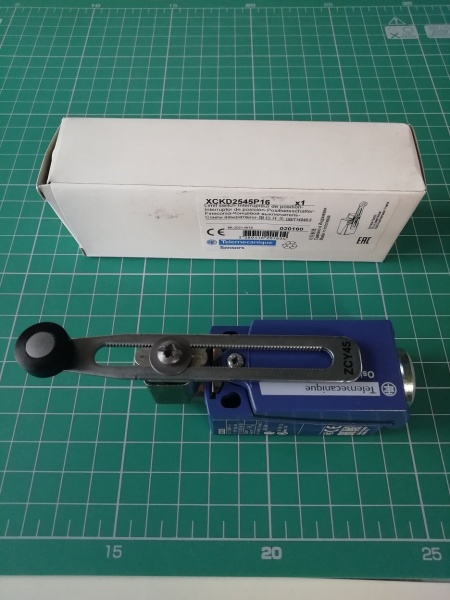 КОНЦЕВОЙ ВЫКЛЮЧАТЕЛЬ XC Standard, XCKD, термопластичный пластиковый роликовый рычаг регулируемой длины, 1NC+1NO, с задержкой срабатывания, M16