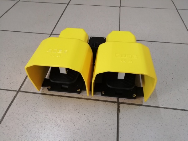 Педаль двойная, (1НО+1НЗ) + (1НО+1НЗ), с защитным кожухом (алюминий) жёлтого цвета, основание для рукояти (250В AC, 4А), IP65 PDKA22BB10