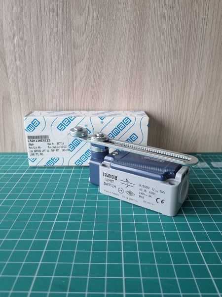 Концевой выключатель, привод реверсивный металлический ролик 18мм с угловым действием, регулируемый (1НЗ+1НО, мгновенное сраб.), серия L52, металлический корпус (240В AC, 3А), IP65 L52K13MEM123