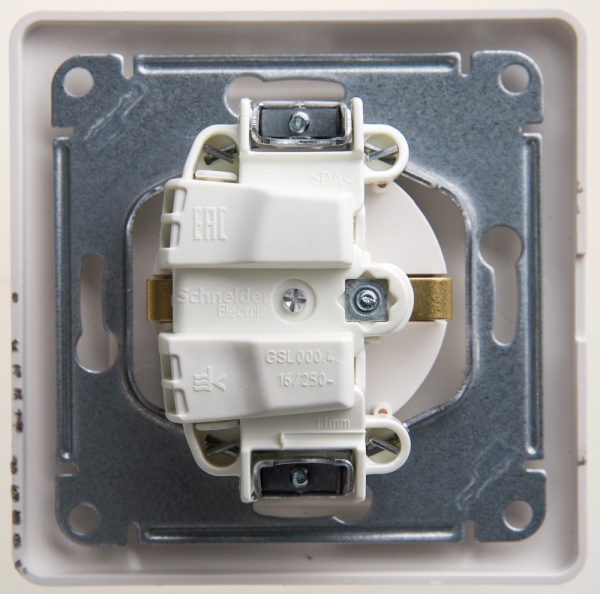 GLOSSA РОЗЕТКА с заземлением со шторками с крышкой, 16А, IP20, в сборе, ПЕРЛАМУТР