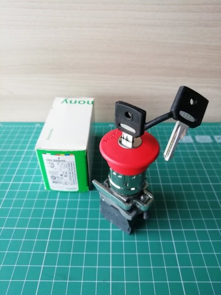 КНОПКА АВАРИЙНОГО ОСТ. 22ММ 1НО+1НЗ С КЛЮЧЕМ XB4BS9445