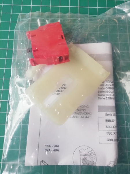 Блок-контакт вспом., 1NC, 16A(6A 230V AC15), боковой монтаж, для габ. Y2, красный, COMMAND/ISOLATORS