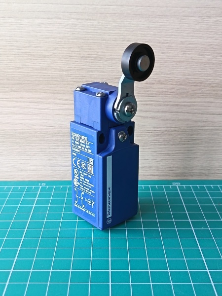 Концевой выключатель XC Standard, XCKN,термопластичный роликовый рычаг, 1 НЗ + 1 НО, M20 XCKN2118P20