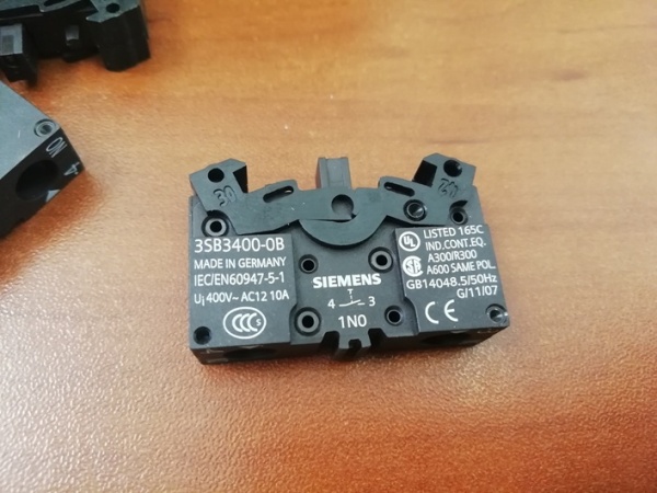 Дополнительный контактный блок 1НО Siemens 3SB3400-0B