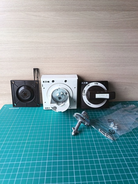 Повор. рукоятка на дверь шкафа NZM2-XTVD для LZM2 и NZM2, черно-серая