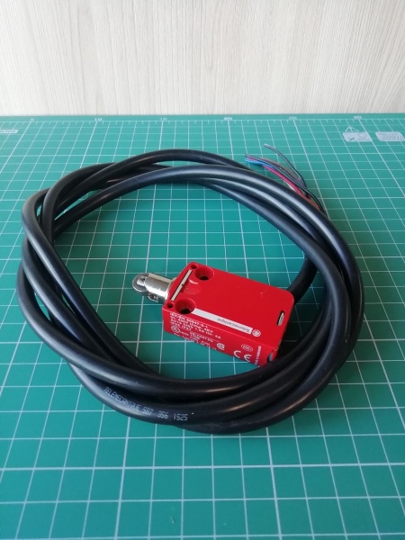 Миниатюрный конц. выключатель металл, роликовый плунжер, 2 NC + 1 NO, кабель 2 м