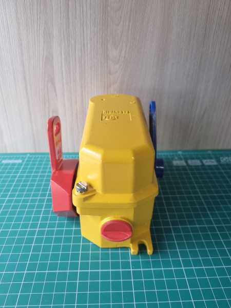 Тросовый выключатель устройство аварийной остановки с функцией фиксации HEN 702 Kiepe Elektrik (91.043 450.702)