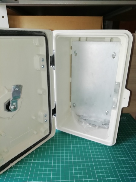 Щит навесной 300x200x120мм (ВxШxГ) из композитного (SMC) материала с монт. панелью 250x140мм, IP65