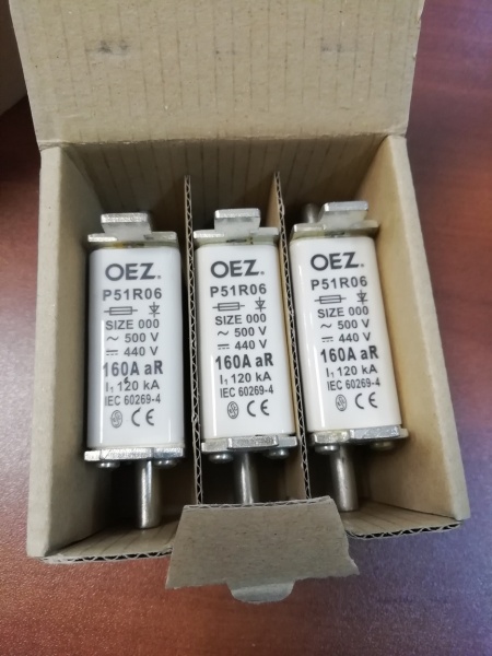 Плавкая вставка для защиты полупроводников P51R06 160A aR Un 690 V a.c./440 V d.c., размер 000, aR - характеристика для защиты полупроводников только против короткого замыкания, ножевое исполнение, без Cd/Pb OEZ: 06644