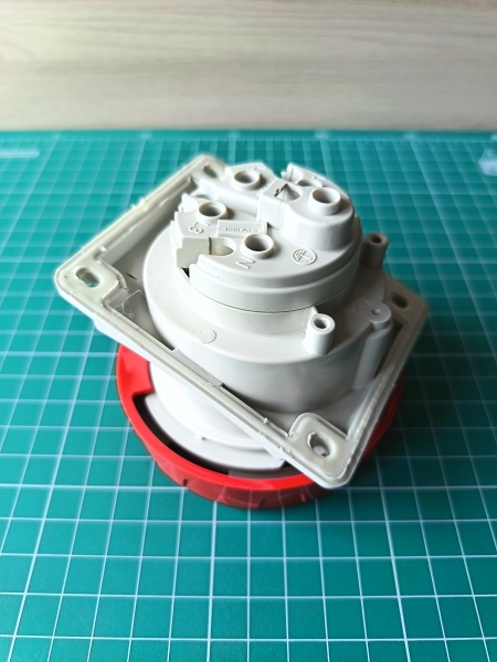 Разъем пром. силовой CEE встраиваемый наклонный, гнездо, 16A, 3P+N+E 6h, 346_415VAC 50/60Hz, уст. 70x87mm, IP66/IP67/IP69, серия OPTIMA