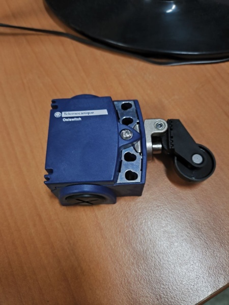 Концевой выключатель, XC Standard, XCKT, роликовый плунжер из термопластичного пластика H или V, 1NC+1NO, с задержкой срабатывания, M16