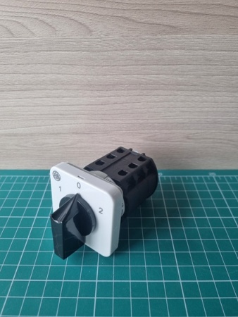 Переключатель BS 16 53 U, 3P, 20A, тип 1-0-2 (60°), 3NO на 1_2, на дверь, фронт IP40
