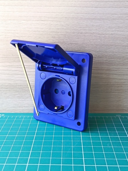 Розетка встраиваемая 16A, SCHUKO с шторками 2P+E, 200_250VAC 50/60Hz, уст. 70x87mm, IP54, серия DOMO