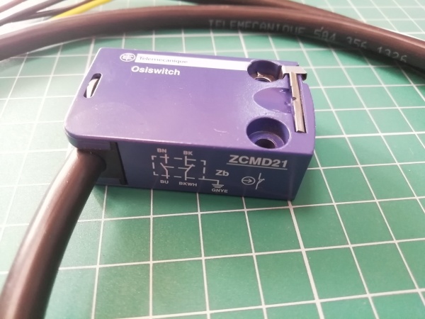 МЕТАЛ. КОРПУС С БЕЗИНЕРЦ. 1НО+1НЗ ZCMD21L1