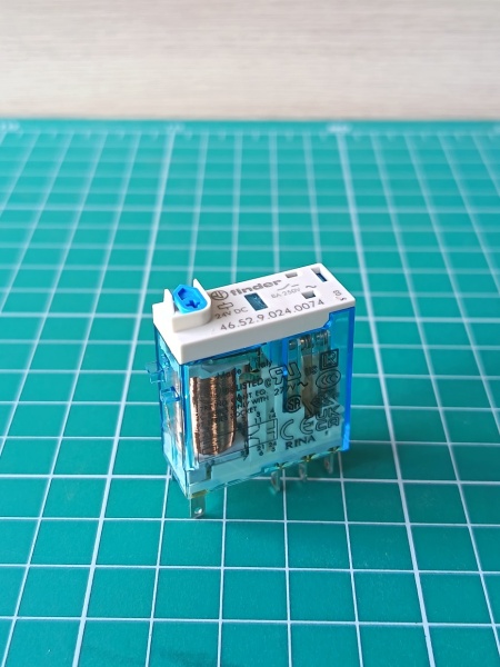 Реле электромеханическое промышленное миниатюрное, монтаж в розетку или наконечники Faston (2.5х0.5мм), 2СO 8A, контакты AgNi, катушка 24В DC, влагозащита RTII, опции: кнопка тест + мех.индикатор + LED(DC неполяризов.) 465290240074