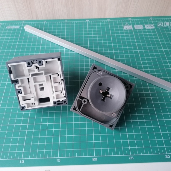 Рукоятка выносная поворотная RHE для стационарного/втычного XT1 и XT3, IP40 к-т основание ось 500mm рукоятка на дверь серая