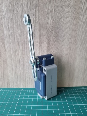 Концевой выключатель, привод реверсивный металлический ролик 18мм с угловым действием, регулируемый (1НЗ+1НО, мгновенное сраб.), серия L52, металлический корпус (240В AC, 3А), IP65 L52K13MEM123