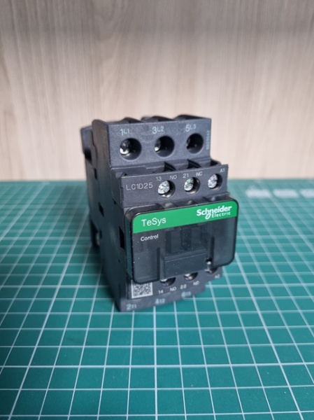 КОНТАКТОР D 3Р,25 A,НО+НЗ,220V 50/60 ГЦ,ЗАЖИМ ПОД ВИНТ,