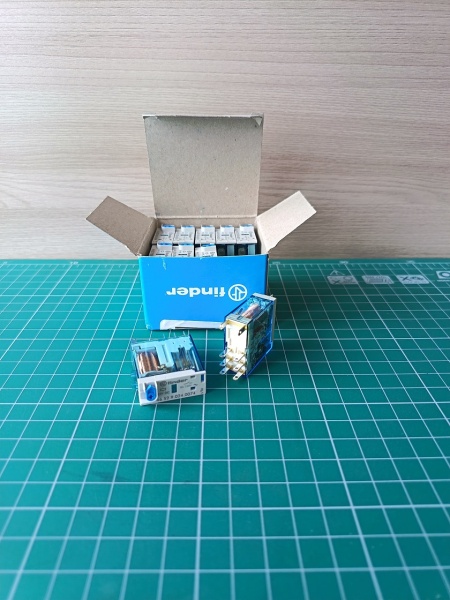 Реле электромеханическое промышленное миниатюрное, монтаж в розетку или наконечники Faston (2.5х0.5мм), 2СO 8A, контакты AgNi, катушка 24В DC, влагозащита RTII, опции: кнопка тест + мех.индикатор + LED(DC неполяризов.) 465290240074