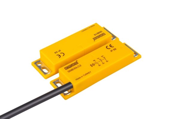 Магнитный датчик (2НЗ+НО), провод 2м (расст. сраб. 8мм), левый выход, IP68 SMB30LC2-B18